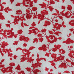 Tissu motif fleurs rouge sur fond blanc