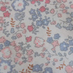 Tissu motif fleurs bleues et roses pastels